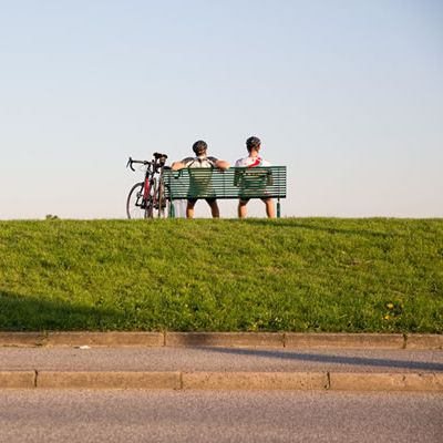 Rennradfahrer sitzend auf Parkbank