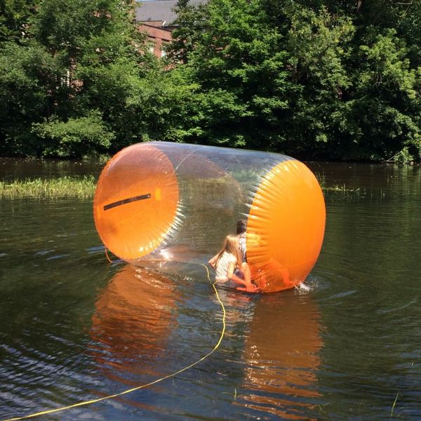 Megaballs mit Kindern auf dem Wasser