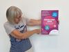 Mitglied des Beratungsteams mit Plakat