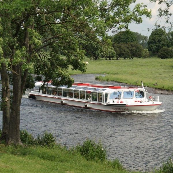 Alsterschiff in Fahrt auf der Dove Elbe