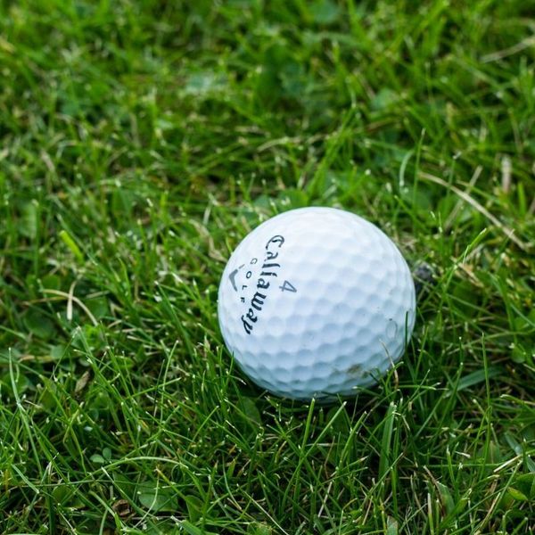 Golfball auf Rasenfläche