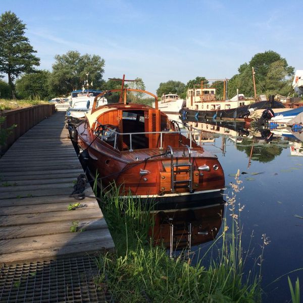 Motorboot im Yachthafen