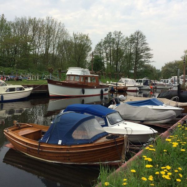 Motorboote im Yachthafen